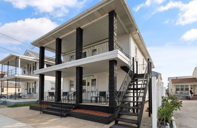 Stunning 4 BDRM Pets OK, walk 2 beach, cafe, rest