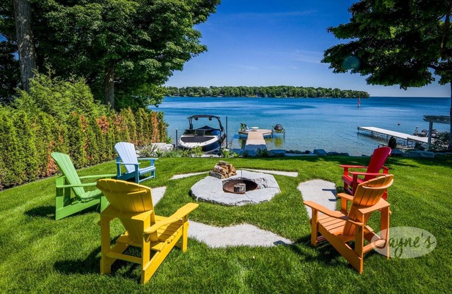 Stunning 4 bed, 4 bath, 4 season Lakehouse! Lake Simcoe - Minutes from Orillia!