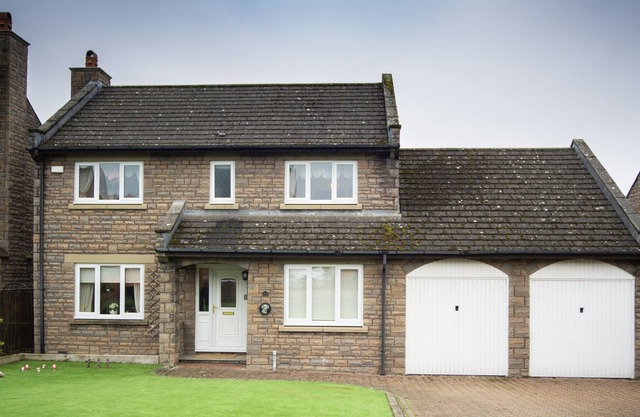 Stunning 4 Bed Dethatched House
