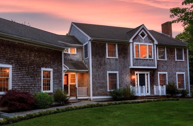 Stunning 4 bedroom with access to private beach