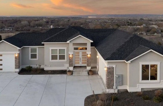 Stunning 4-bedroom house with views in West Richland with WiFi, fitness room, AC
