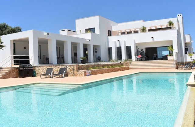 Atemberaubende freistehende Villa mit 4 Schlafzimmern und privatem Pool in Lagos