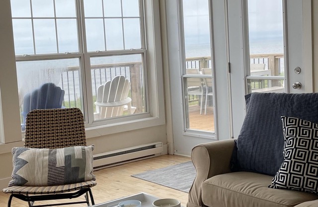 Stunning 4 Bedroom Executive Beach House With Access To Quiet Beach