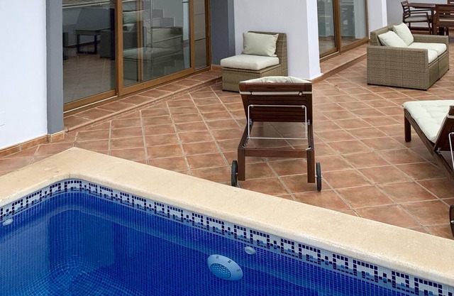 Atemberaubende Luxusvilla mit 4 Schlafzimmern, Terrasse und Tauchbecken.