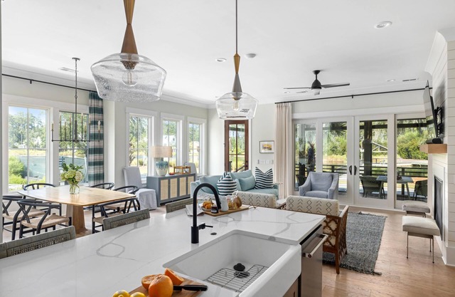 Stunning 4 Bedroom Townhouse in the Heart of Moreland Village!