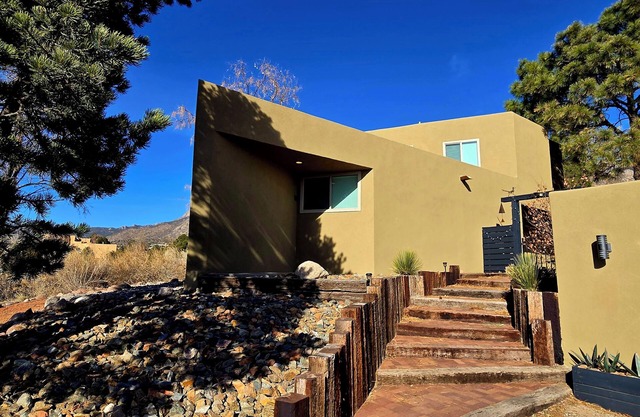 Stunning 4- bedroom Sandia Heights home w/ mountain and city views!
