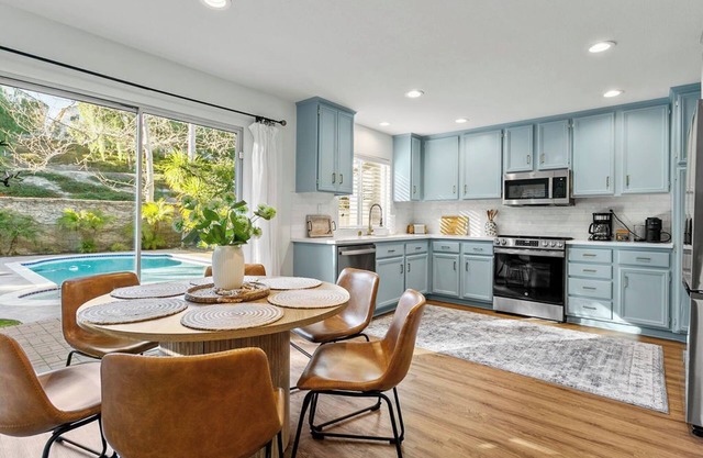 Stunning 4-Bedroom Pool House in lovely Aliso Viejo with WiFi close to beach