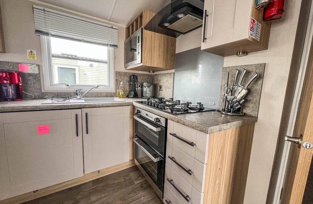 Stunning 4 berth caravan with large decking area at Dovercourt, ref 44204I