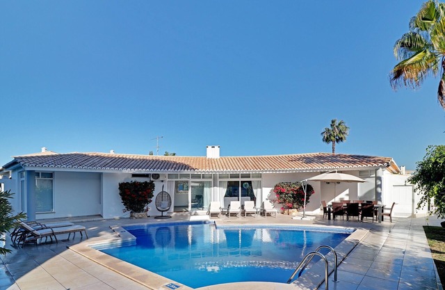 Stunning 4 large bed 4 bath + heated pool nr Garrao, Ancao beaches + Val do Lobo