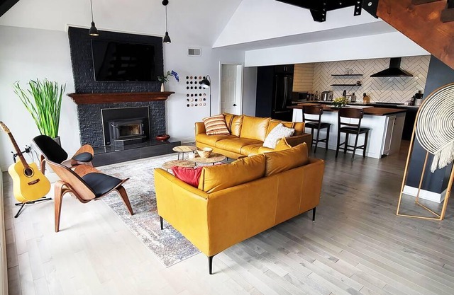 Stunning 4-season, private lakeside getaway near Mactaquac Provincial Park.