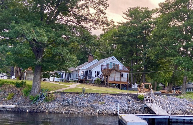 Stunning 4 Season Family Lakehouse/5-bedroom/4-bath on Sacandaga Lake with docks
