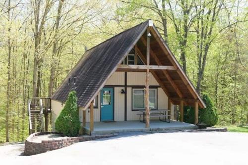 Stunning 4BR Cabin Retreat with Expansive Deck