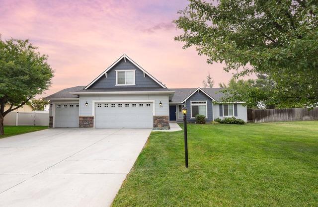 Stunning, 5 bedroom house in Meridian, with pool access!