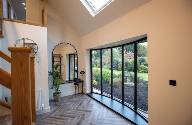 Stunning 5-Bedroom Retreat with Bar, Hot Tub, and Expansive Garden