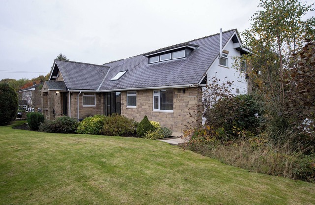 Stunning 5-Bedroom Retreat with Bar, Hot Tub, and Expansive Garden