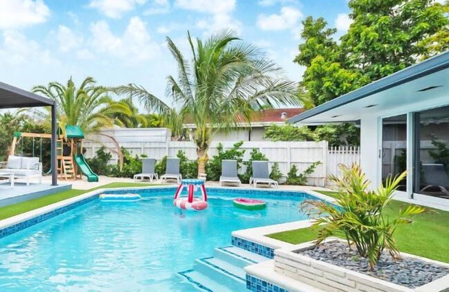 Stunning 5BR: Heated Pool, Beach Access & Games