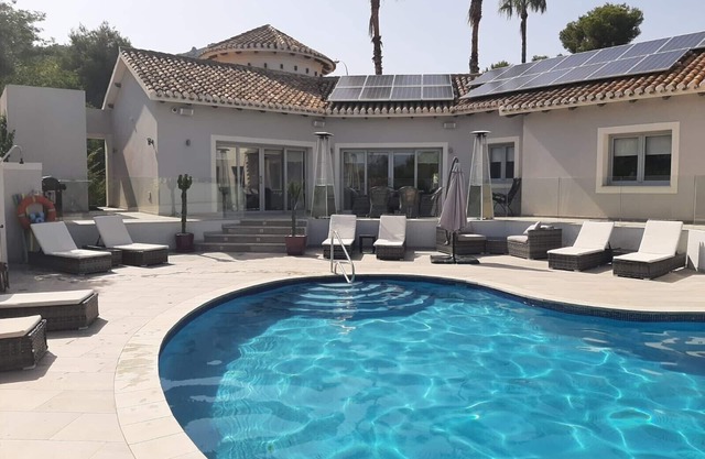 Atemberaubende Villa mit 6 Schlafzimmern und Pool