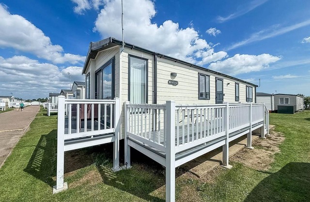 Stunning 6 berth caravan, close to the beach in Suffolk ref 68067CR