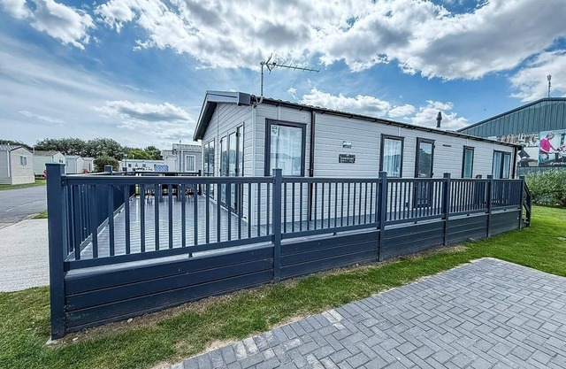 Stunning 6 berth lodge with Wi-Fi at Broadland Sands in Suffolk ref 20136BS