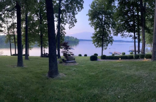 Stunning 7 Bedroom Lake Barkley Home/Hot Tub/Private Dock
