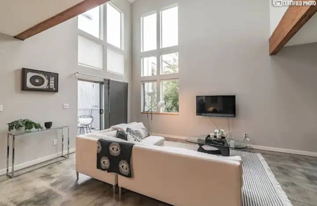 Stunning Airy Industrial 2 Bedroom/Bath Loft