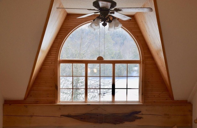 Stunning Algonquin Highlands Log Cottage - South Exposure