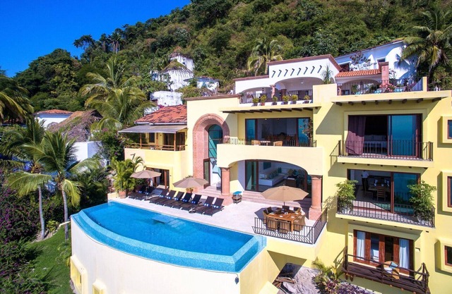 Atemberaubende und elegante Villa mit herrlichem Panoramablick, voll besetztes Personal, privater Pool