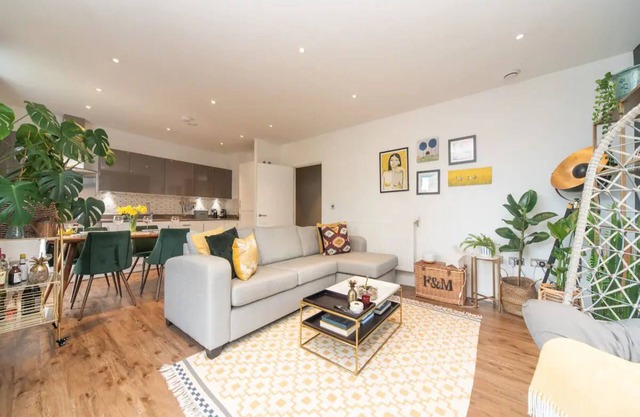 Stunning and Stylish Flat Mins From Central London | Pass the Keys