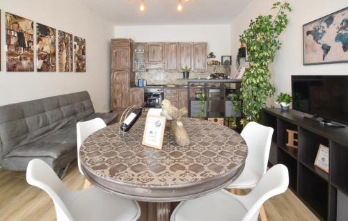 Stunning Apartment In Bosconero