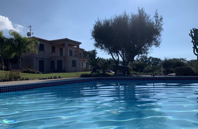 Stunning apartment, sleeps 4, sea views, set in tranquil gardens with pool.