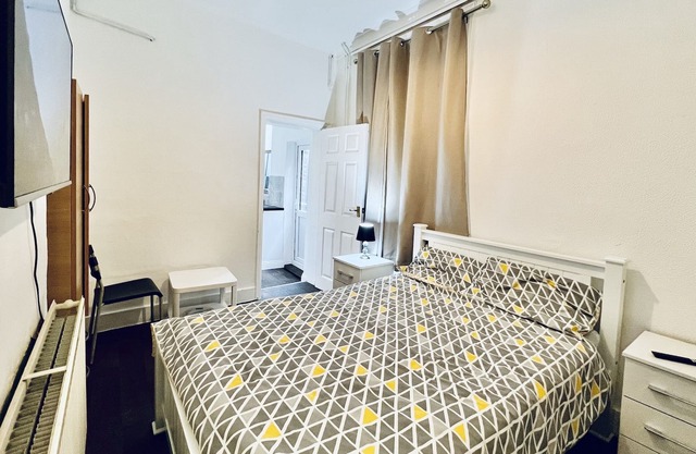 Stunning Apt | Free Parking | Private Garden