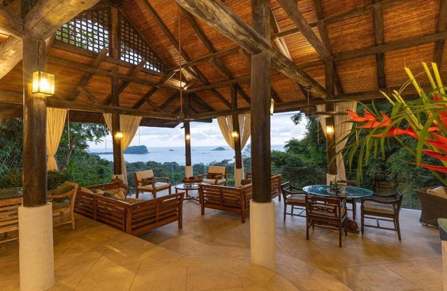 Atemberaubende balinesische Villa. 5 Kingsize-Betten mit Meerblick und Pool.