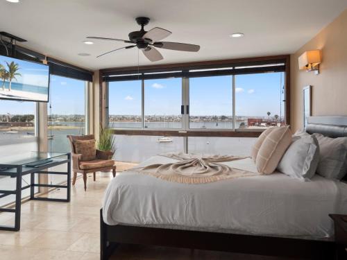 Stunning Bayfront condo with gorgeous views, garage, massive roof deck & AC - dogs welcome!