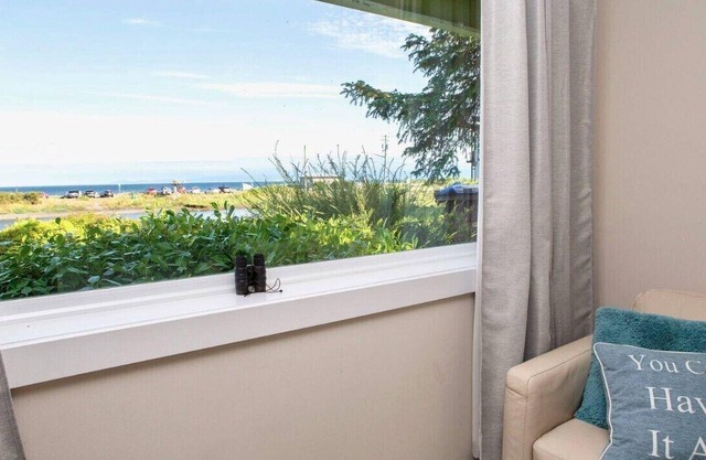 Stunning Beach Front Suite 15min To Downtown!