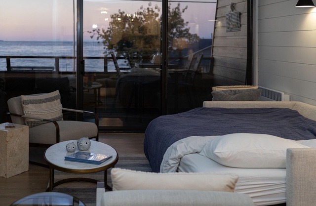 Stunning Beachfront Condo: Whale Watching & Cruise Ship Views