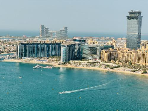 Stunning Beachfront 1BR Apartment in Palm Jumeirah By ĀYA Boutique
