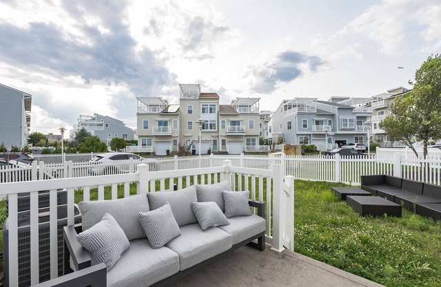 Stunning Beachfront Queens Getaway 4 Bedroom Townhouse by Redawning