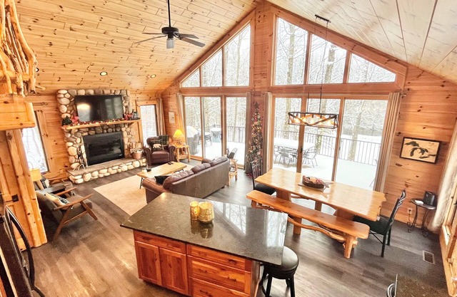 Stunning Betsie River Cabin by Crystal Mtn, Game Rm, Loft, Kayaks, AC, 4.5acres!