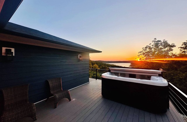 Stunning Brand New 4BR Lakeview Home with 8 person HotTub
