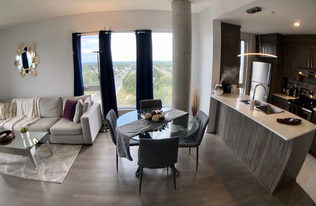 Atemberaubende PENTHOUSE Obergeschoss 2 Schlafzimmer mit atemberaubendem Blick über Montreal / Laval