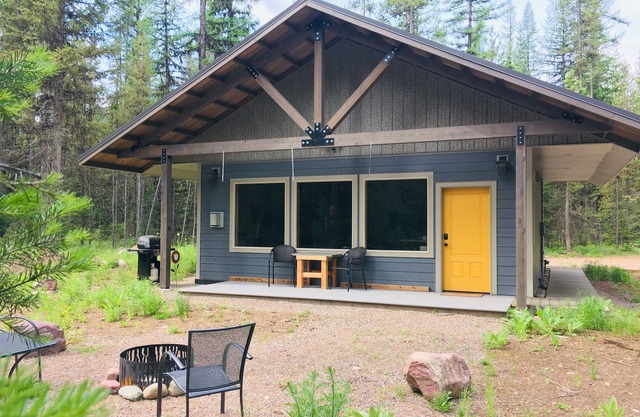 Atemberaubende Hütte am Rande des Glacier National Park und Flusses auf 9 Hektar !!!