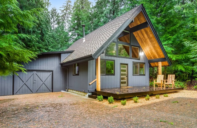 Stunning cabin near golf with cozy patio & game room with Ping Pong, board games