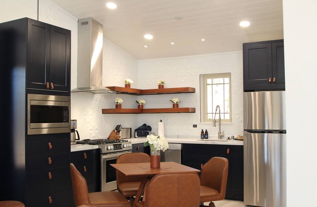 Stunning cabin, remodeled, fire pit, king bed, A/C