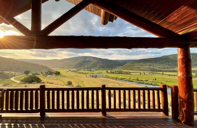 Stunning Cabin w/ Huge Deck & Amazing River Valley Views - WIFI