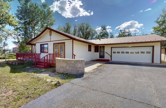 Stunning cabin w/ mountain & lake views, private W/D, near outdoor activities