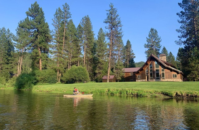 Stunning Cabin with Clubhouse on River! Wooded Retreat with Kayaks! Pickleball!