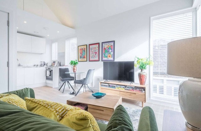 Stunning Central Apt - Balcony & Parking!