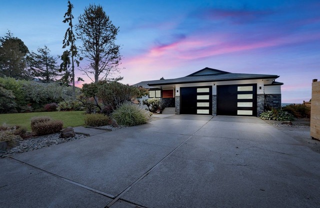 Stunning Centrally Located Home with Panoramic View In Quiet Cul-De-Sac