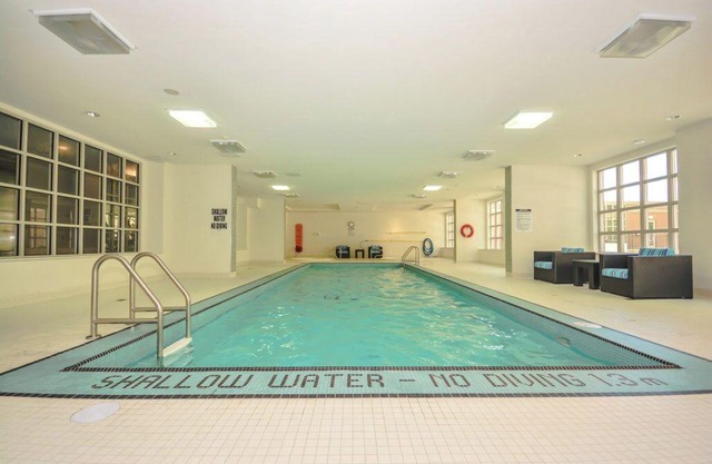 Stunning Chic Condo with Pool + Gym + Free Parking