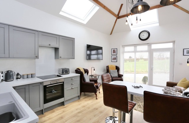 Stunning Coach House with two bedrooms and parking